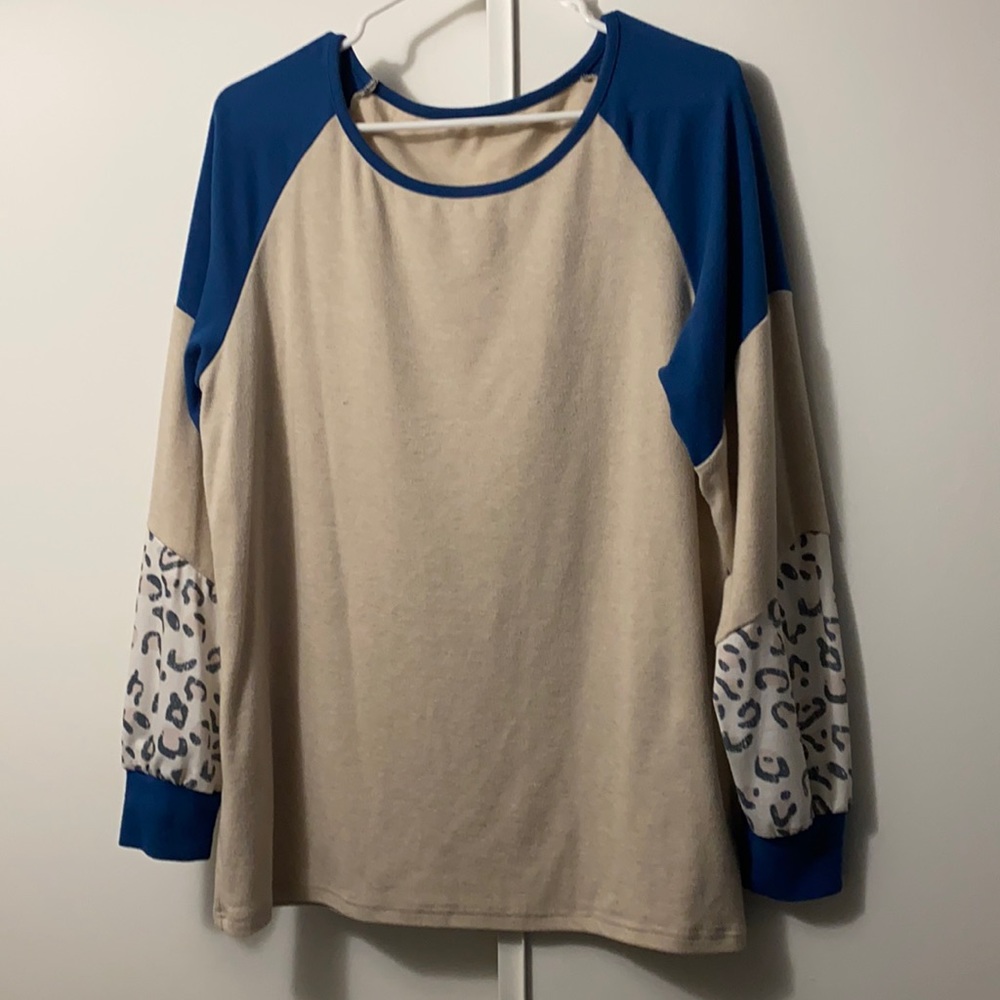 Long Sleeved T-Shirt with leopard print sleeves